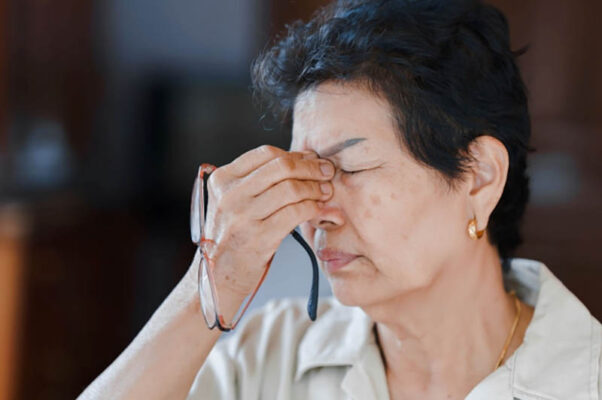 đục thủy tinh thể ở người già